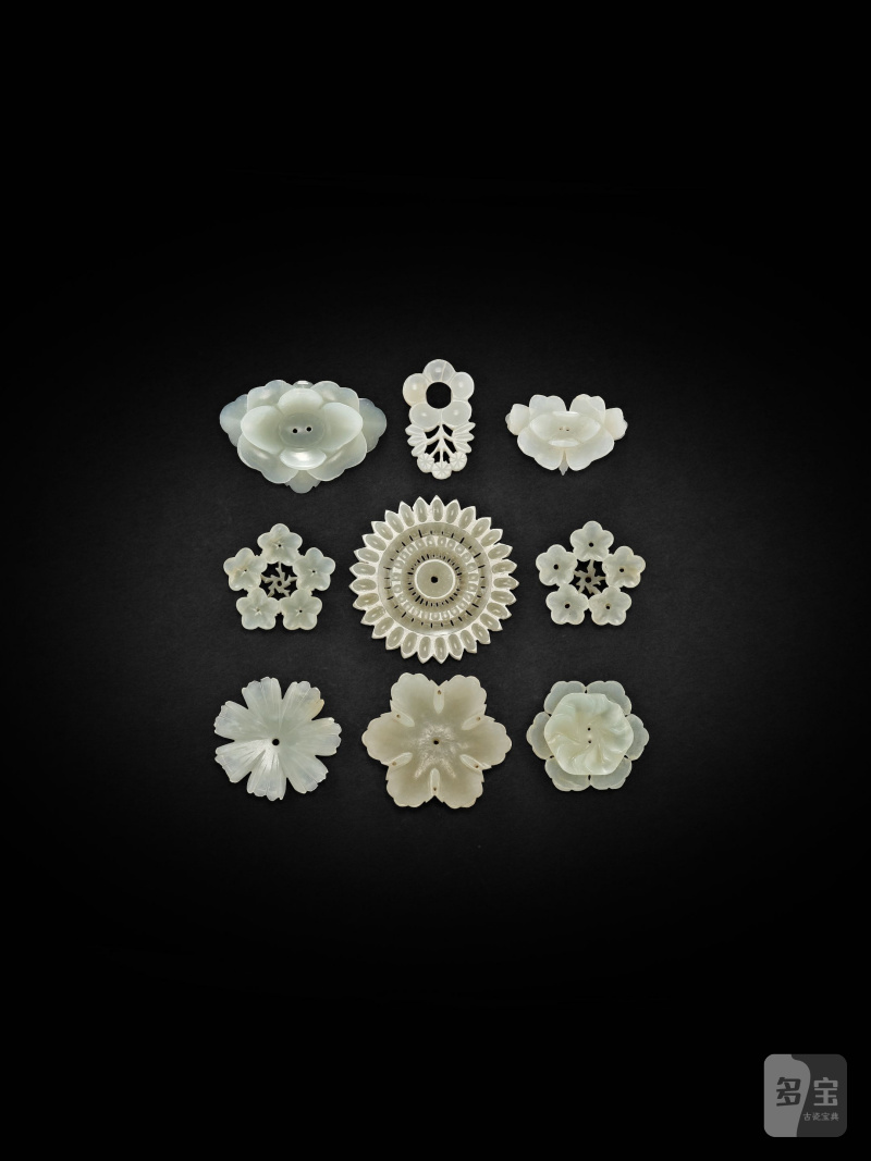 明/清　玉花片一組九件 | A GROUP OF NINE JADE FLORAL ORNAMENTS